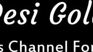 两个印度嫂子沉浸在彼此的激情女同性爱中。