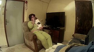 pongo a cuatro patas a la gorda y la follo duro mientras juego con el móvil en su espalda