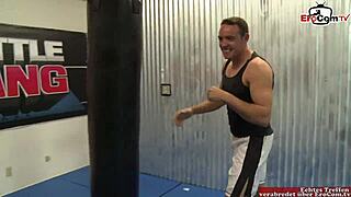 谁会赢得这个棕发美女天然大奶的争夺战？