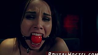 艾德拉·福克斯和卡莉闺蜜首次尝试后入式