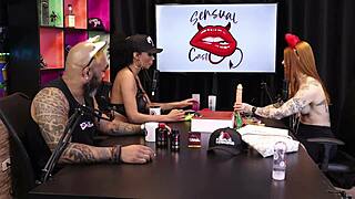 duas gostosas testam o produto em seus peitos - ruiva braba sheer red