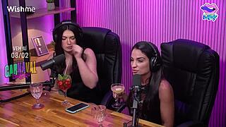 Ela Chupou A Bucetinha Da Amiga No Estadio