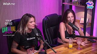 Ela Chupou A Bucetinha Da Amiga No Estadio