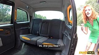 天哪，红发美女完美身材在假出租车中被猛插！