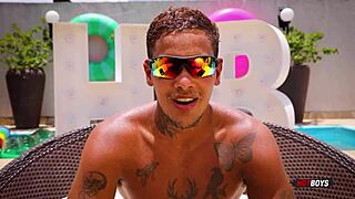 Gatinho safado fodendo o tatuado