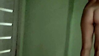 淘气继妹裸体诱惑被后入狂干