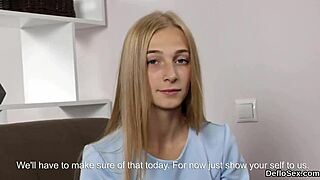 令人惊叹的18+少女探索自慰直到紧致高潮