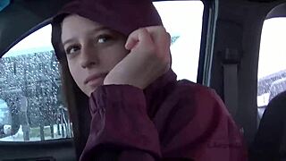 美丽新来的棕发美女喜欢和摄影师拍性爱视频