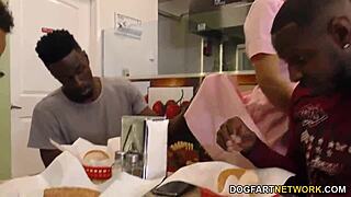 女服务员埃莱克特拉罗斯狂野群交黑人顾客