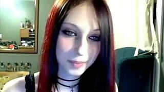 miss liz vicious in cam show with big pink dildo