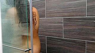 Grabo a mi hermanastra duchando hermoso culo