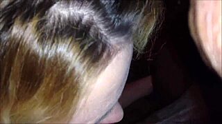 她吸鸡巴像专业婊子一样