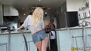 娇小金发Aaliyah Love操黑屌。她能承受吗？