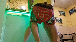 Pizza delivery guy fucks customer hard and cums on the pizza slice.