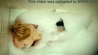 Annie Archer, hot pawg, showers steamy