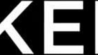 嘿，她男朋友一走，她毫不犹豫地跳上那个大黑鸡巴！