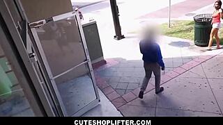 大屁股18+少女伊丽莎·伊夫斯偷东西为保工作啥都干