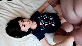 她想要和真人娃娃粗暴玩耍