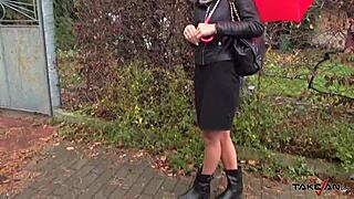 法国女孩紧逼在陌生人面包车里被烤