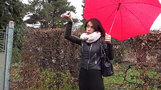 法国女孩紧逼在陌生人面包车里被烤