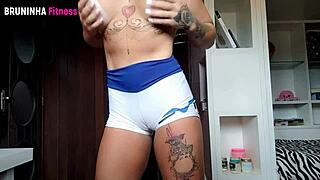 gostosa fitness provoca com shortinho branco sem calcinha e finaliza filmando uma siririca bem pertinho - completo no red