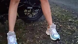 enseñando sus tetas y coño en público