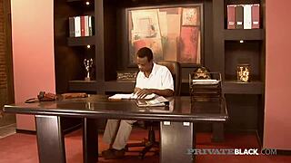 Debbie White能承受黑人老板的激烈猛干吗？