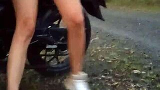 enseñando sus tetas y coño en público