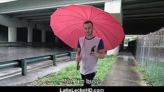 直男拉丁哥街头POV干吸陌生基佬😏