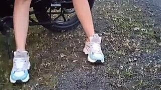 enseñando sus tetas y coño en público