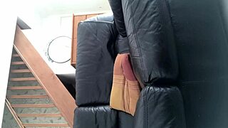 A French amateur giantess shows her pussy in a foot fetish web chat.