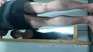 A French amateur giantess shows her pussy in a foot fetish web chat.