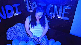 Cute milf kandi laigne pops balloons in homemade fetish video