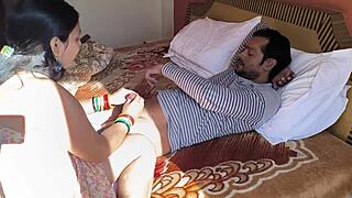 亚洲家庭主妇丈夫在家玩操逼吸鸡巴，哇