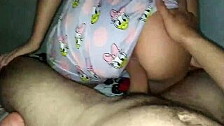 Me dice mi amor mientras le digo mi perra hermanastra cachonda en video real HD