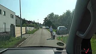 金发荡妇被捡起，猛操，然后裸体扔在街上