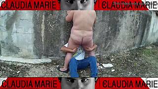 trying impossible positions to lick this fat woman's pussy on the street, her juices are amazing 😋💦