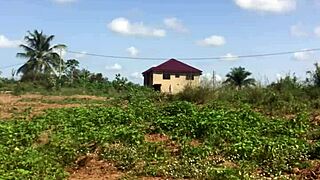I can't believe how crazy this bitch is twerking her big ass outdoors, it's so wild