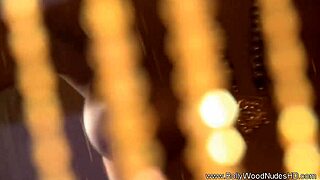 印度黑发美女跳舞脱衣诱惑