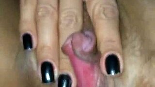 woman with big clit gozando in intense orgasm