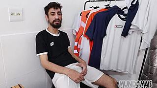 Comi meu parceiro do futebol no vestiario