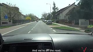 脏妓女在接客车后座被猛砸因为看起来准备好