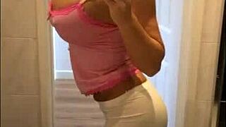 Sophie James Milf Shows Off Her Perfect Body?