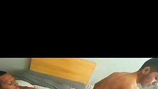 Hermanastro hetero bisexual infiel tiene sexo anal cuando su esposa se va