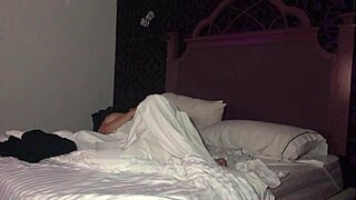 La chakalosa enjoys intense orgasm with her prima's pussy