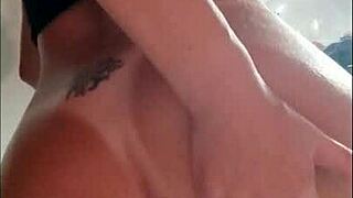 Ruiva rabuda senta no consolo abrindo a bucetinha e goza gostoso - completo no red