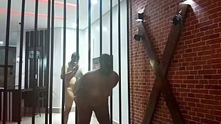 fodo minha escrava pela grade da prisao