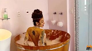 Exibição No Ofurô Durante Ensaio Fotográfico