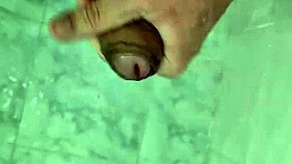 在淋浴中打飞机，第2部分，感觉真他妈爽