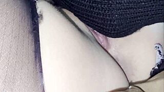 我痴迷于撕裂丝袜中湿润阴道的特写舔阴